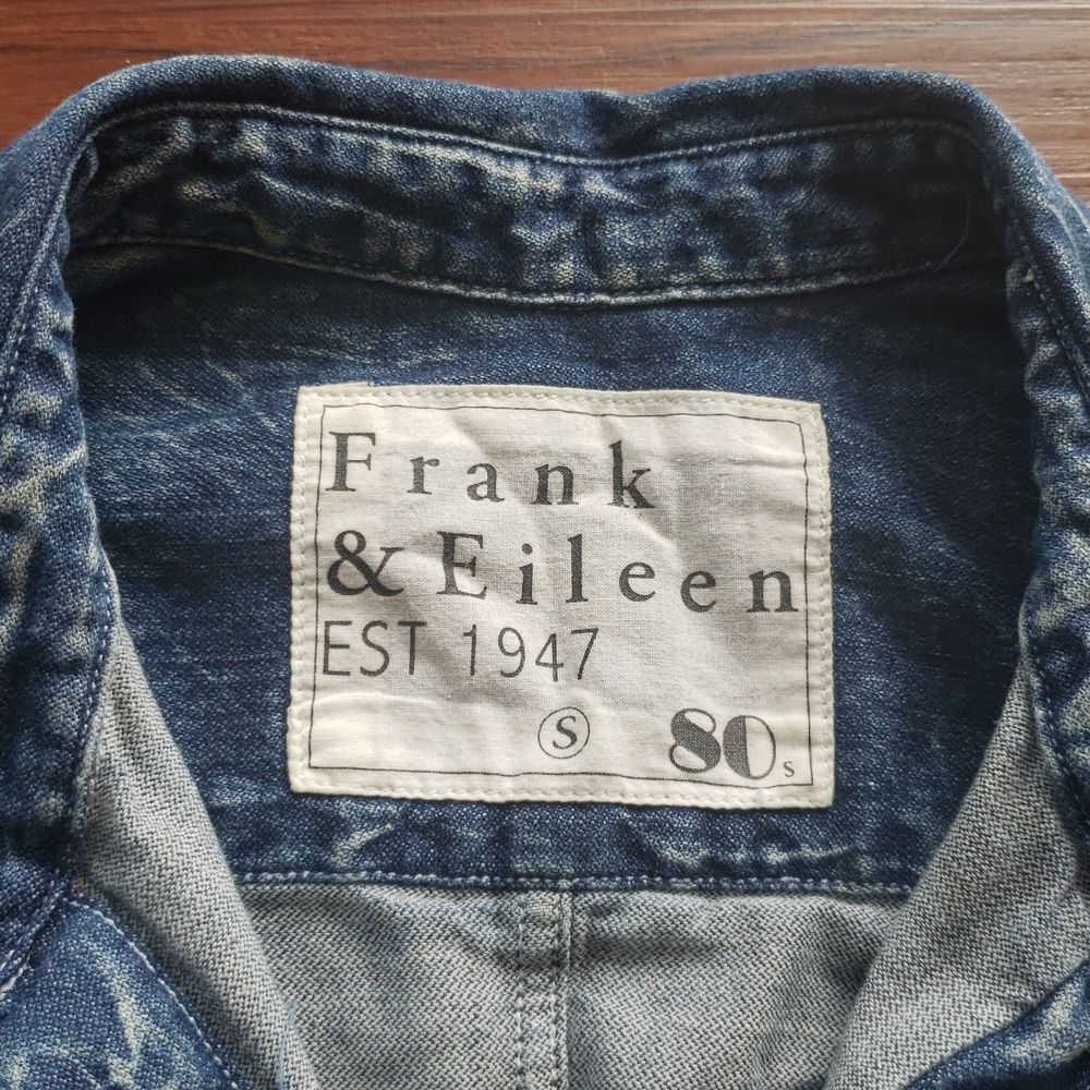 Frank & Eileen Blue Chambray Barry Shirt Size Small Edgy Feminine Cowgirl Rugged - Picture 2 of 5